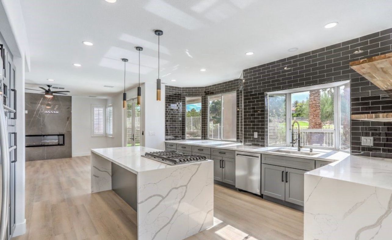 <hr class='sepline w-24' /> Bathroom Remodeling